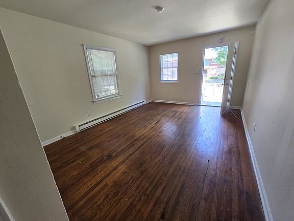 2nd image of 2423 Whitcomb St