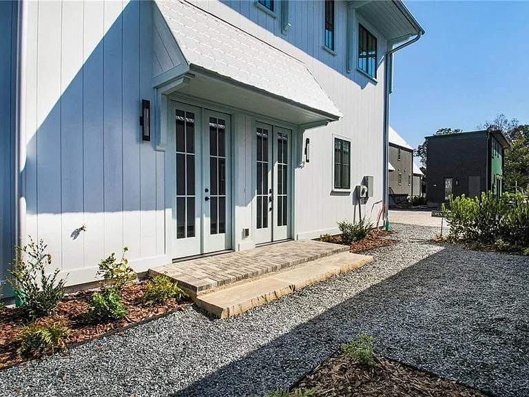 135 Carlyle Ln — Photo 2