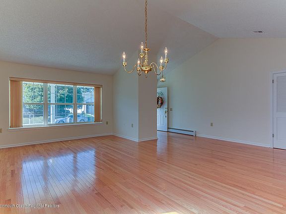 3rd image of 105 Canterbury Ln