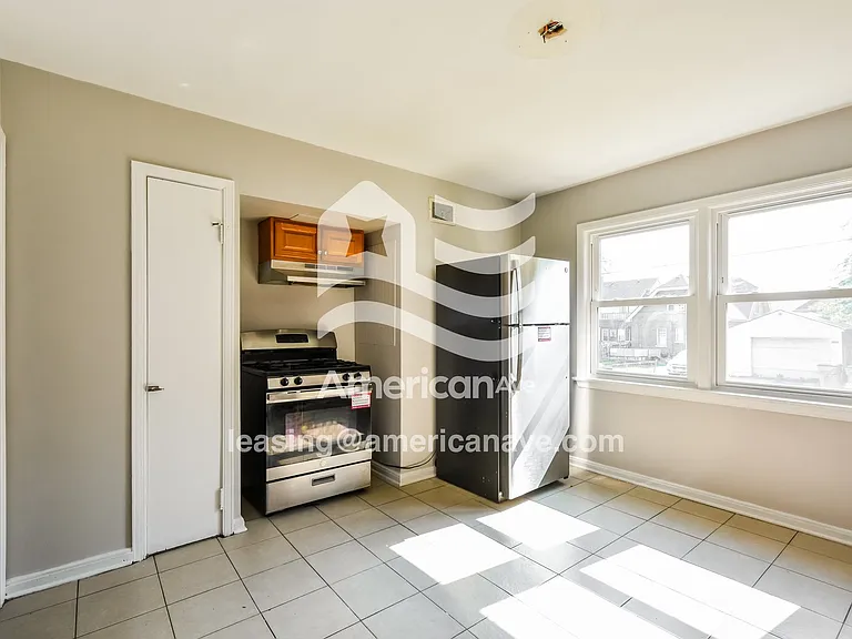 557242_005_kitchen_6.jpg