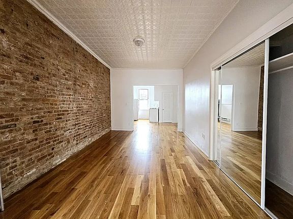 4th image of 1525 Gates Ave APT 2R