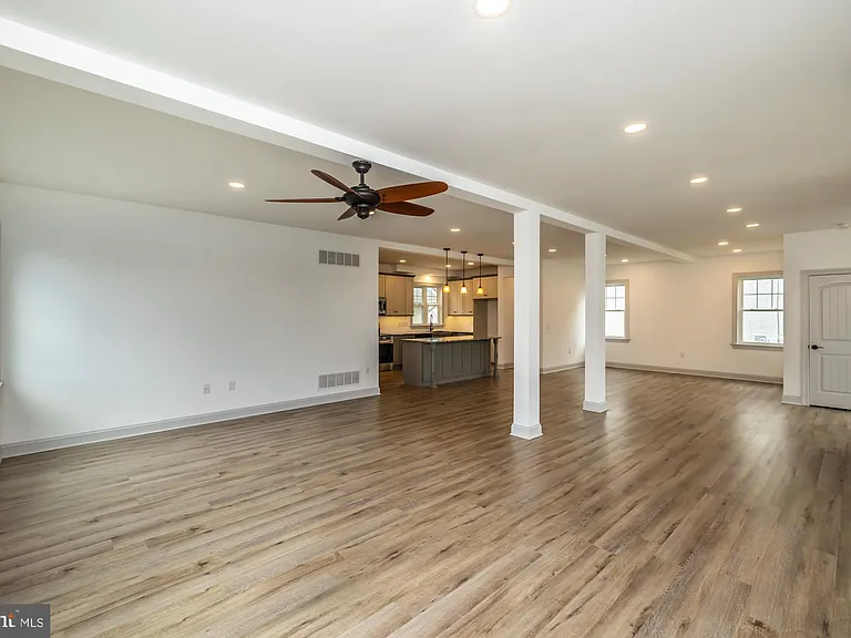 411 James St — Photo 12