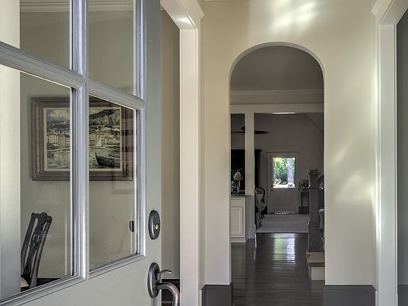 10' ceilings, open floorplan