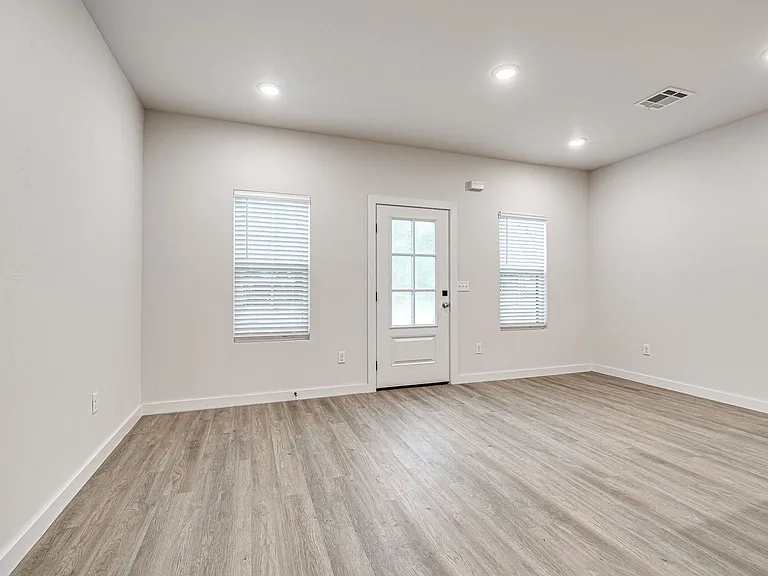 614 W 2nd St #110 — Photo 9