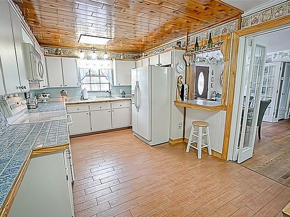 4th image of 1525 Crestview Dr
