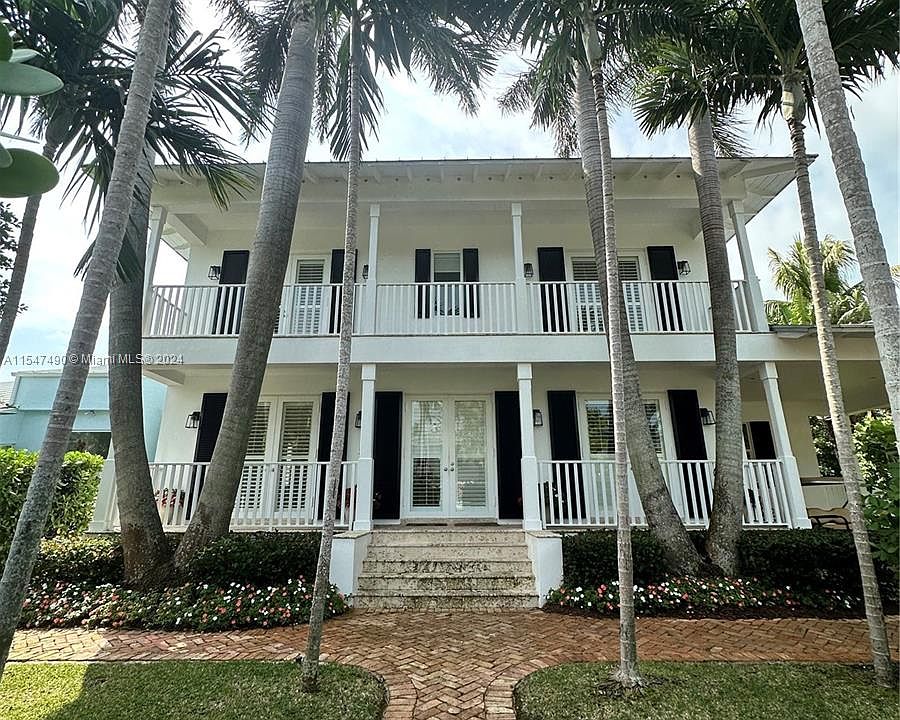 1st image of 300 Greenwood Dr