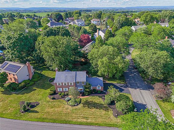3rd image of 1717 Laurel Ln