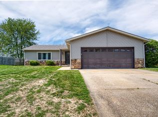 402 Bargraves Blvd, Troy, IL