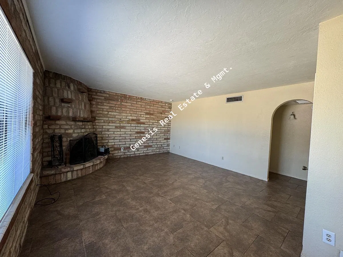 3 bed, 1.5 bath, 1040 sqft, $1,595 — Photo 3