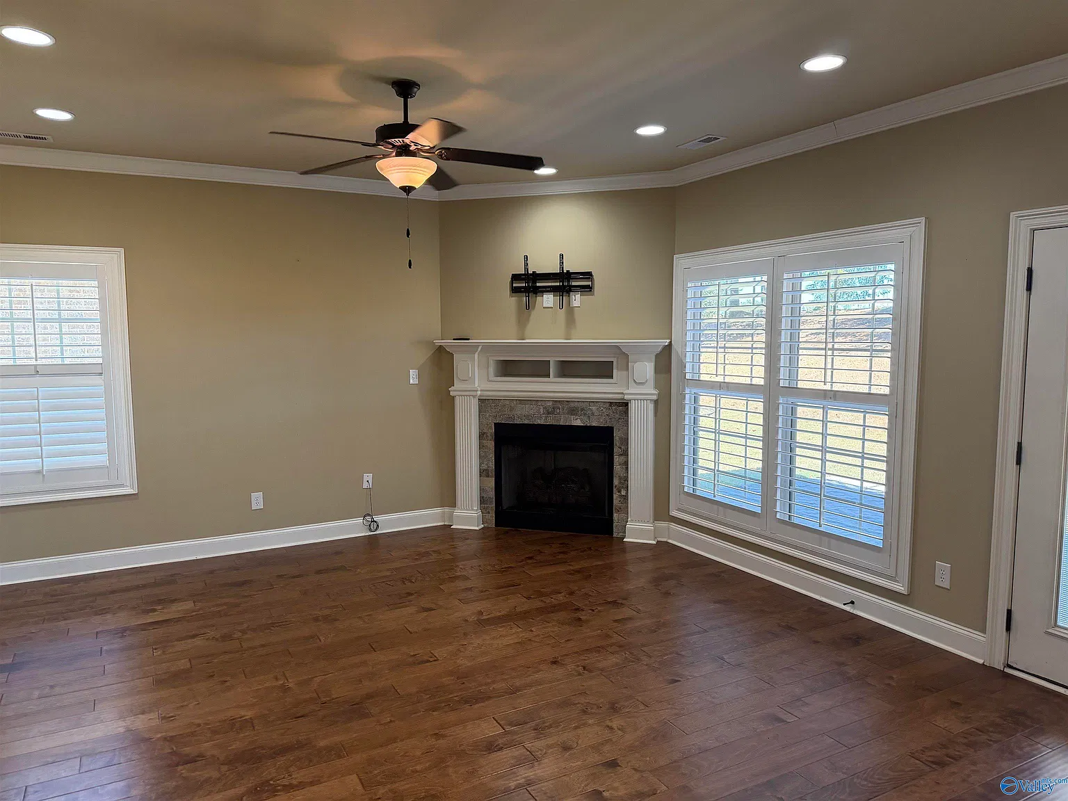 3 bed, 2.0 bath, 1597 sqft, $1,800 — Photo 2