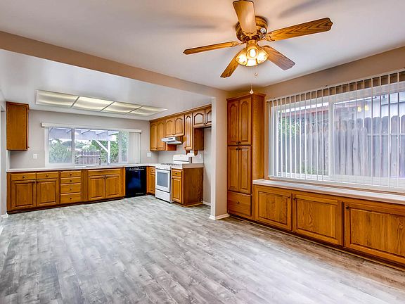 3rd image of 2731 Emerald Dr