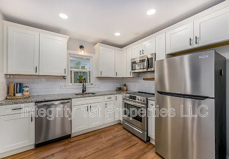 4419 State Line Rd — Photo 3