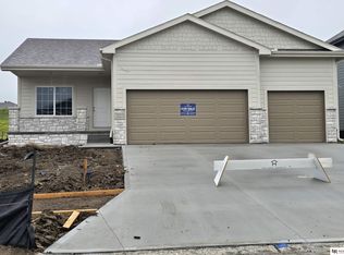 16013 Isabella St, Bennington, NE 68007