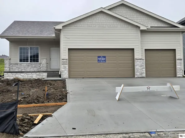 16013 Isabella St, Bennington, NE 68007
