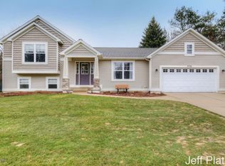 4712 Ridgeline Dr NE, Grand Rapids, MI 49525