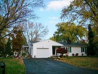 32 Carol Ave photo 1