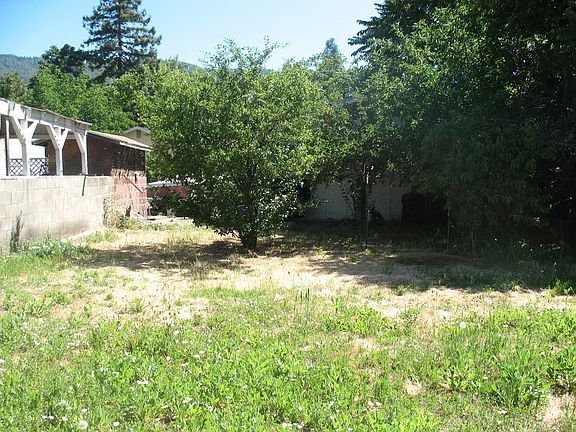 EXTRA LOT INCLUDED NEXT DOOR