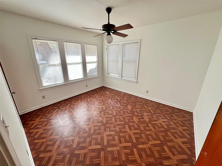 302 Park Ln — Photo 5