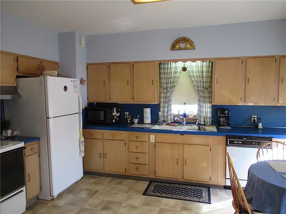 5th image of 256 Woodbine St