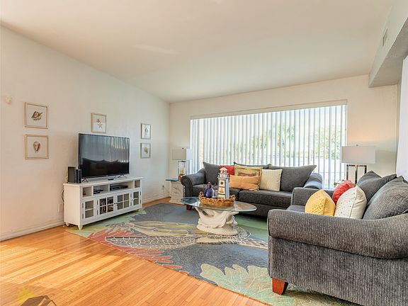 5th image of 8 Fountainebleau Cir