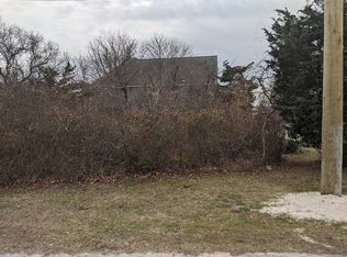 82 Hawser Dr, Oak Beach, NY 11702