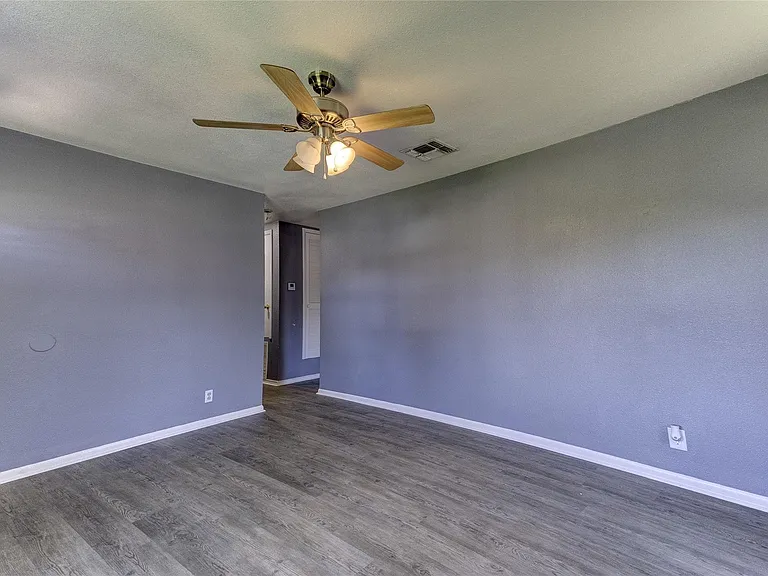 1415 Phoenix Dr — Photo 3