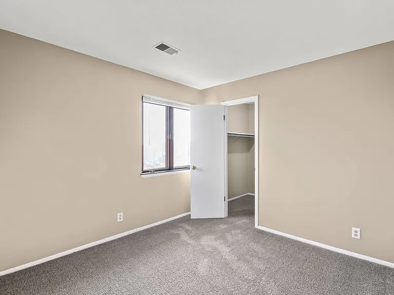 Stratford Arms Apartments — Photo 6