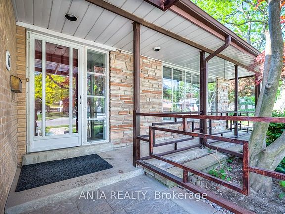 5th image of 17 Ealing Dr
