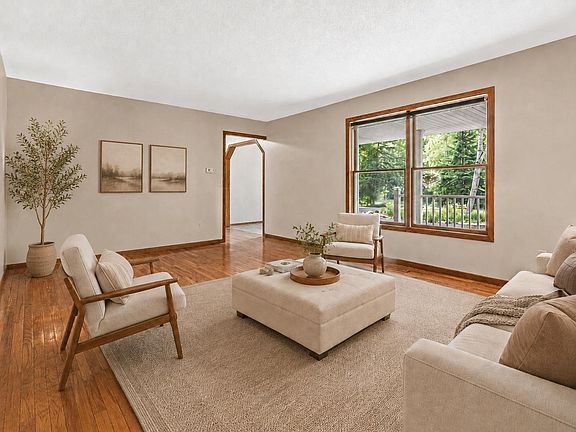 3rd image of 238 Glen Cir