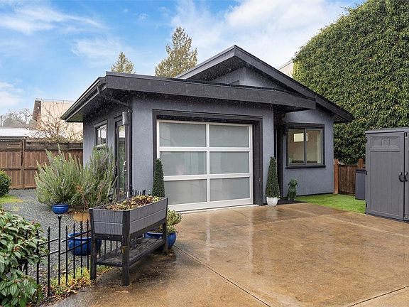 4th image of 838 Old Esquimalt Rd