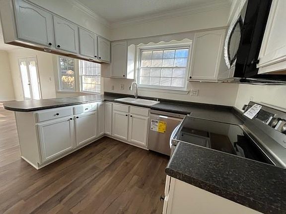 4th image of 1387 Westlawn Dr