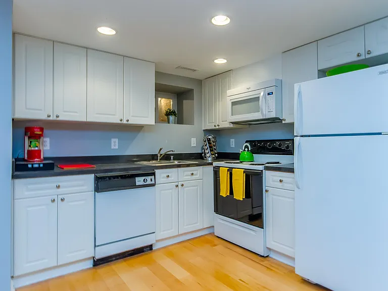 510 E St NE #B — Photo 6