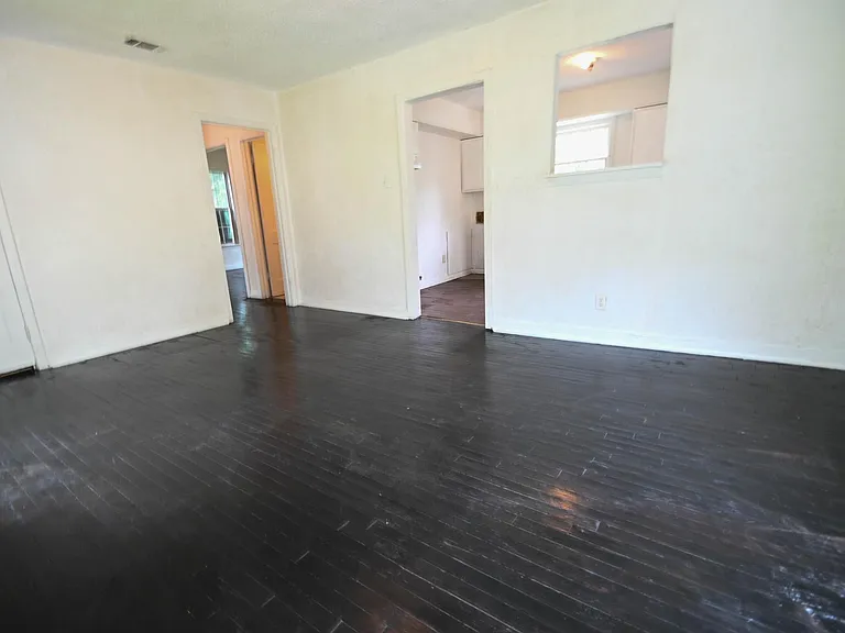 2650 Scotland Dr — Photo 2
