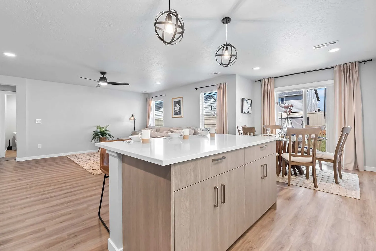 5 bed, 2.0 bath, 2798 sqft, $10,206 — Photo 4