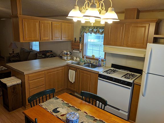 3rd image of 821 Ronnie Ln
