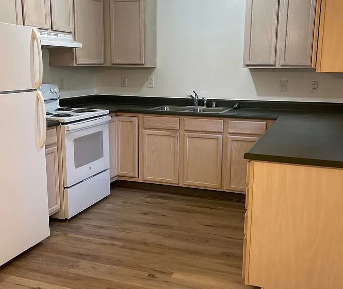 594 W Shore Dr — Photo 2