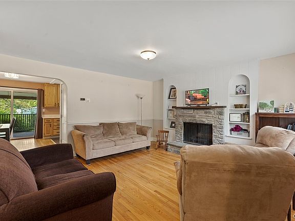 4th image of 159 Madison St