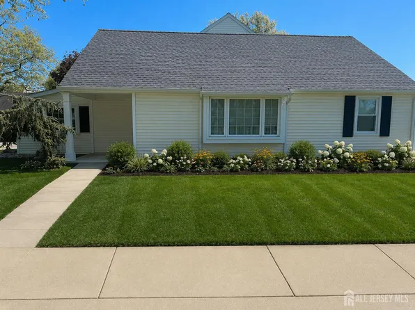 73 N Rossmoor Dr #A, Monroe Township, NJ 08831