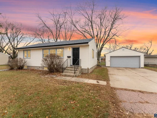 205 S 7th Ave, Brandon, SD 57005
