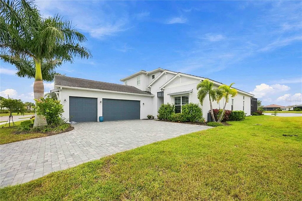 3 bed, 4.5 bath, 3167 sqft, $8,000 — Photo 2