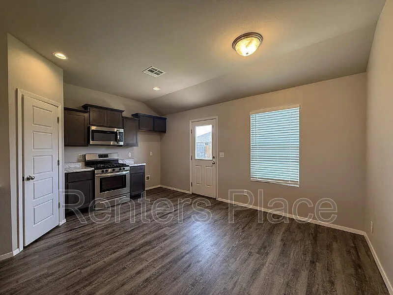 4 bed, 2.0 bath, 1631 sqft, $1,795 — Photo 2