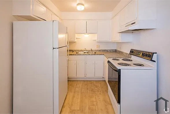 404 SW 26th St #8 — Photo 6