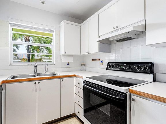 4th image of 221 Pine Point Drive #D