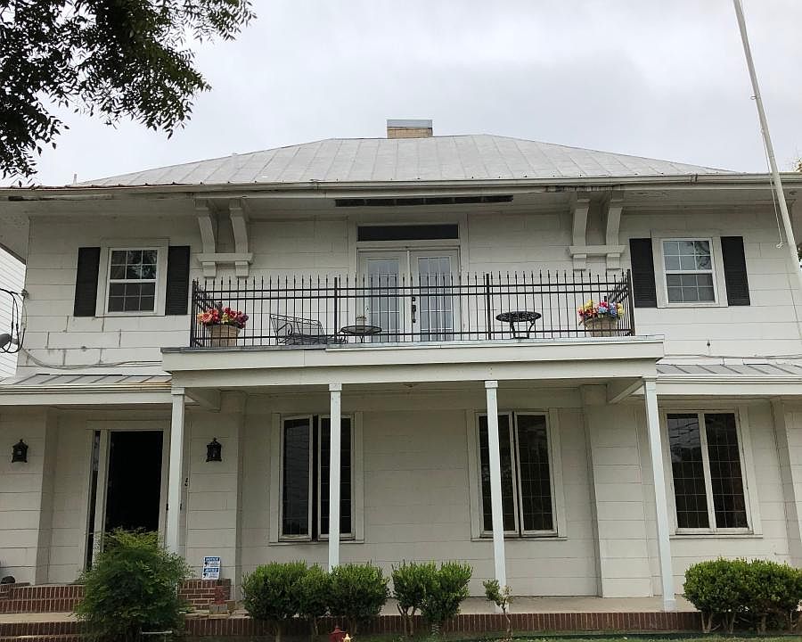 1st image of 215 W Laurel