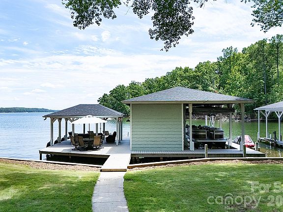3rd image of 136 Lakeland Cir #13