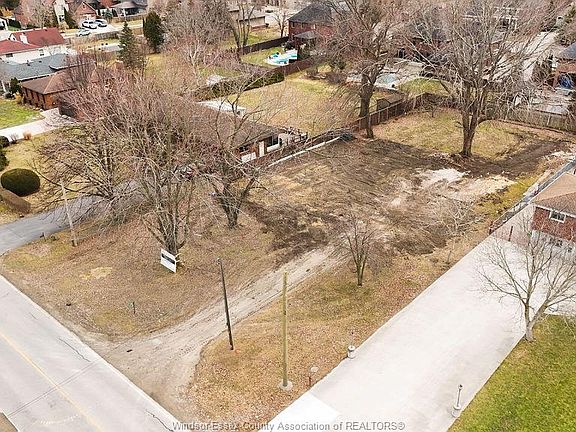 2nd image of 1122 Reaume Rd