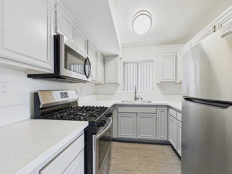 11325 Morrison St — Photo 1
