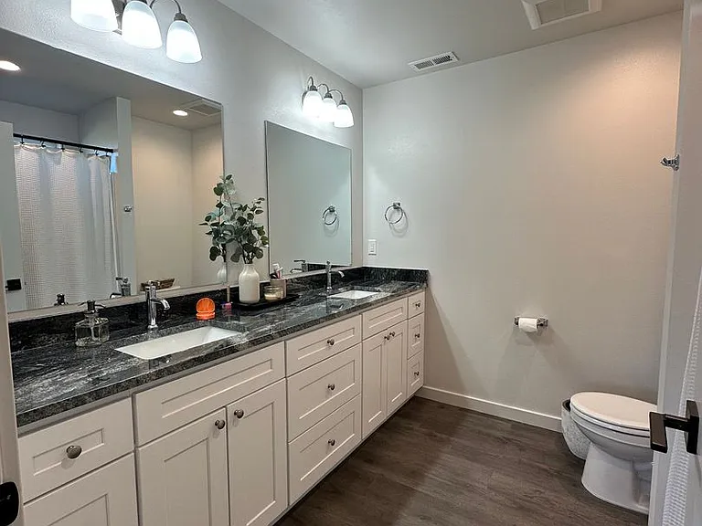 527 S Canterbury Ln — Photo 9