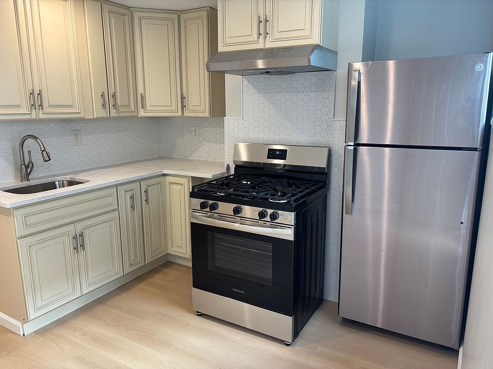 1st image of 85 Mallory Ave Floor 1
