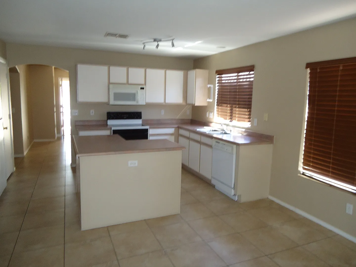 3 Bedroom 2 Bath- All tile- El Mirage — Photo 3